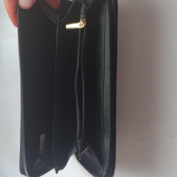 I am selling a wallet - Picture 3 of 4